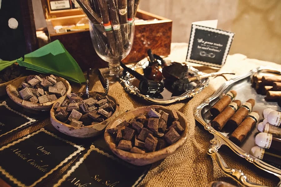 Tavolo con sigari e cioccolato