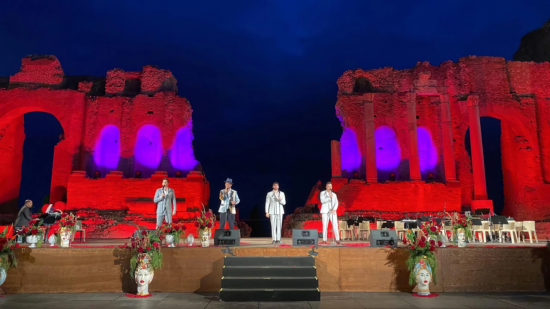 Palcoscenico con tenori che cantano al Teatro Greco di Taormina